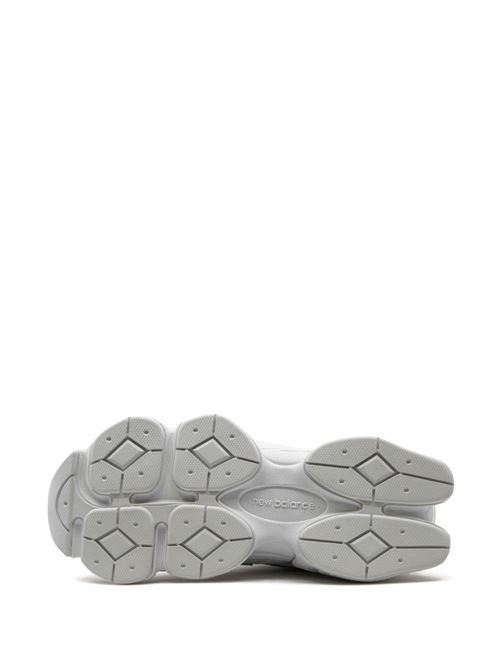 Sneaker 9060 di NEW BALANCE bianca in pelle scamosciata, caratteristica intersuola ABZORB®, inserti in rete e punta tonda. NEW BALANCE | U9060NRJWHITE